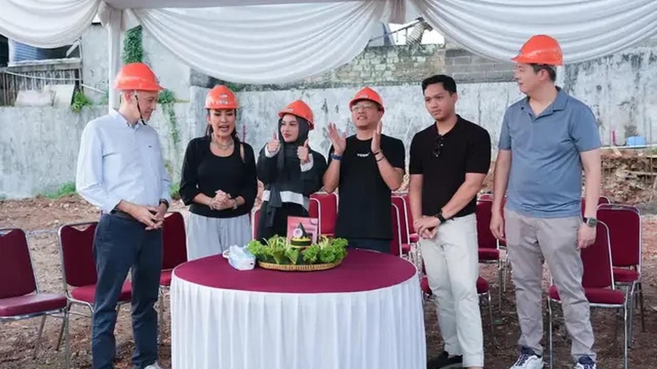 Gaya Modis Aurel Hermansyah saat Peletakan Batu Pertama Lapangan Padel Miliknya