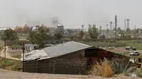 Asap mengepul dari tangki penyimpanan gas setelah serangan bom terhadap sebuah pabrik gas yang dikelola pemerintah di Taji di pinggiran utara Baghdad, Irak, 15 Mei 2016. (REUTERS/Thaier Al - Sudani)