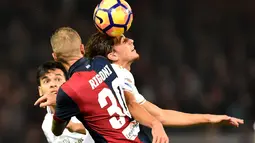 Pemain Genoa, Luca Rigoni (kiri) berebut bola dengan pemain AC Milan, Alessio Romagnoli pada lanjutan Serie A Italia di  Luigi Ferraris stadium,  Genoa, Rabu (25/10/2016) dini hari WIB.  (AFP/ Giuseppe Cacace)