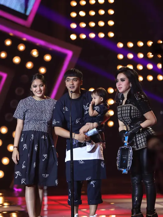 "Kita sengaja baju kompakan biar enak dilihat, tapi enggak yang mau heboh. Cari yang cocok buat kita bertiga. Simpel saja, enak dipakai, nyaman buat kita. Kita akan seirama terus kan kalau senada dilihatnya enak," ujar Ricky. (Nurwahyunan/Bintang.com)