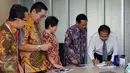 Menko Kemaritiman Rizal Ramli (kanan) menandatangani buku usai bertemu dengan pimpinan SCM Grup di Jakarta, Rabu (15/6/2016). Pertemuan membahas beberapa permasalahan terkini. (Liputan6.com/Helmi Fithriansyah)