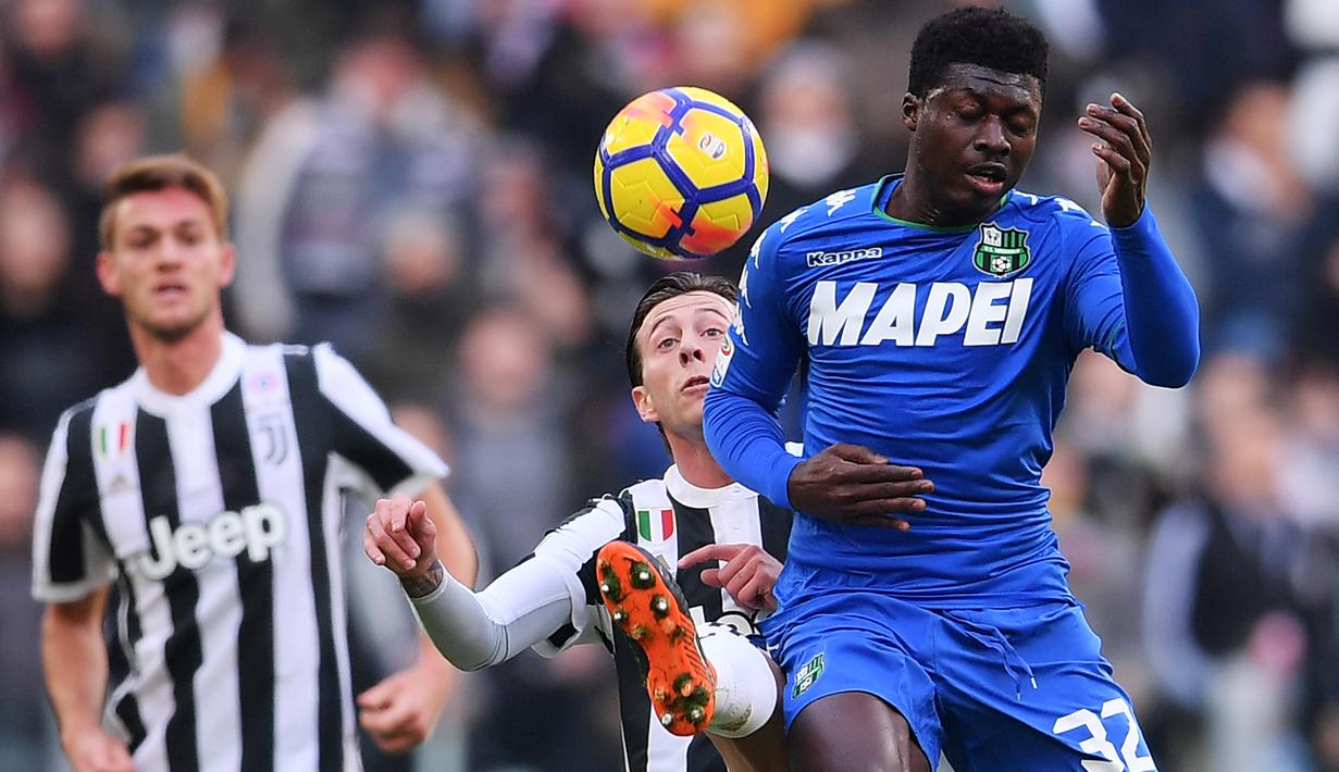 Duel pemain Juventus, Federico Bernardeschi (tengah) dengan pemain Sassuolo, Joseph Duncan (kanan) pada lanjutan Serie A di Allianz Stadium, Turin (4/2/2018). Juventus menang 7-0. (AFP/Marco Bertorello)