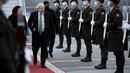 Perdana Menteri Inggris Boris Johnson tiba di Kyiv, Ukraina, Selasa (1/2/2022).  Johnson dijadwalkan bertemu dengan Presiden Ukraina Volodymyr Zelenskyy di tengah meningkatnya ketegangan dengan Rusia. (Peter Nicholls/Pool Photo via AP)