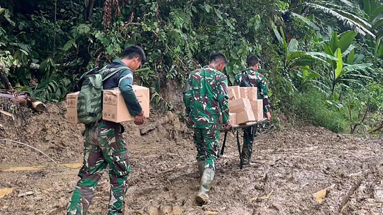 FOTO: Tim Kesehatan Kodam Iskandar Muda Tempuh Medan Berat Salurkan Obat ke Desa Terisolir di Aceh Tengah