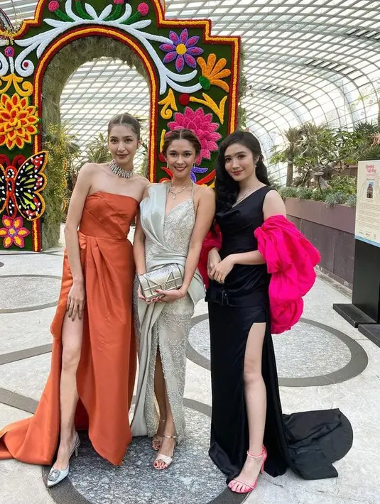 Ternyata, Nana Mirdad juga hadir. Menurut kamu, siapa yang penampilannya paling memukau? Yang pasti, semuanya cantik menawan!(instagram.com/miktambayong)