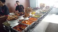Pilihan menu di Rumah Makan (RM) Padang Bopet Mini Benhil.(dok.Liputan6.com/Tri Ayu Lutfiani)