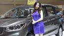 Sales Promotion Girl (SPG) berpose di depan kendaraan yang dipamerkan di GIIAS 2019, ICE BSD, Kamis (25/7). Kehadiran SPG tersebut selain untuk menarik perhatian pengunjung juga bisa memberikan informasi tentang produk. (Bola.com/M Iqbal Ichsan)