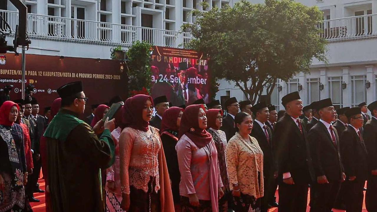 Komisi Pemilihan Umum (KPU) melantik anggota KPU dari 5 provinsi dan 12 kabupaten/kota di 4 provinsi.