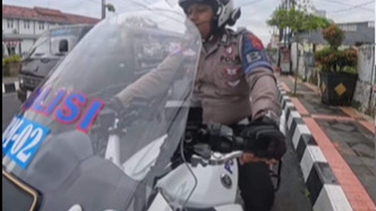 Momen Polisi Bantu Pengendara Motor Pria Paruh Baya Usai Jemput Anak Sekolah yang Kehabisan Bensin dengan Cara Tak Biasa