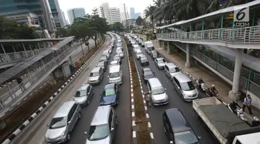 Kendaraan terjebak kemacetan di Jalan HR Rasuna Said, Jakarta, Rabu (6/9). Untuk mengatasi kemacetan, pemerintah mewacanakan pembatasan kendaraan mobil berdasarkan kapasitas mesin (CC kendaraan). (Liputan6.com/Immanuel Antonius)