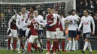 Pemain Arsenal, Jack Wilshere, (10) terlibat adu mulut dengan pemain Tottenham, Erik Lamela pada lanjutan Premier League di Wembley stadium, London, (10/2/2018). Tottenham menang tipis 1-0 atas Arsenal. (AP/Matt Dunham)