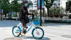 Warga mengendarai sepeda listrik untuk layanan berbagi kendaraan di Distrik Fancheng di Kota Xiangyang, Provinsi Hubei, China tengah (24/4/2020). Seiring meredanya pandemi COVID-19, perusahaan-perusahaan layanan berbagi sepeda di kota tersebut bertahap memulai kembali bisnisnya. (Xinhua/Xie Jianfei)