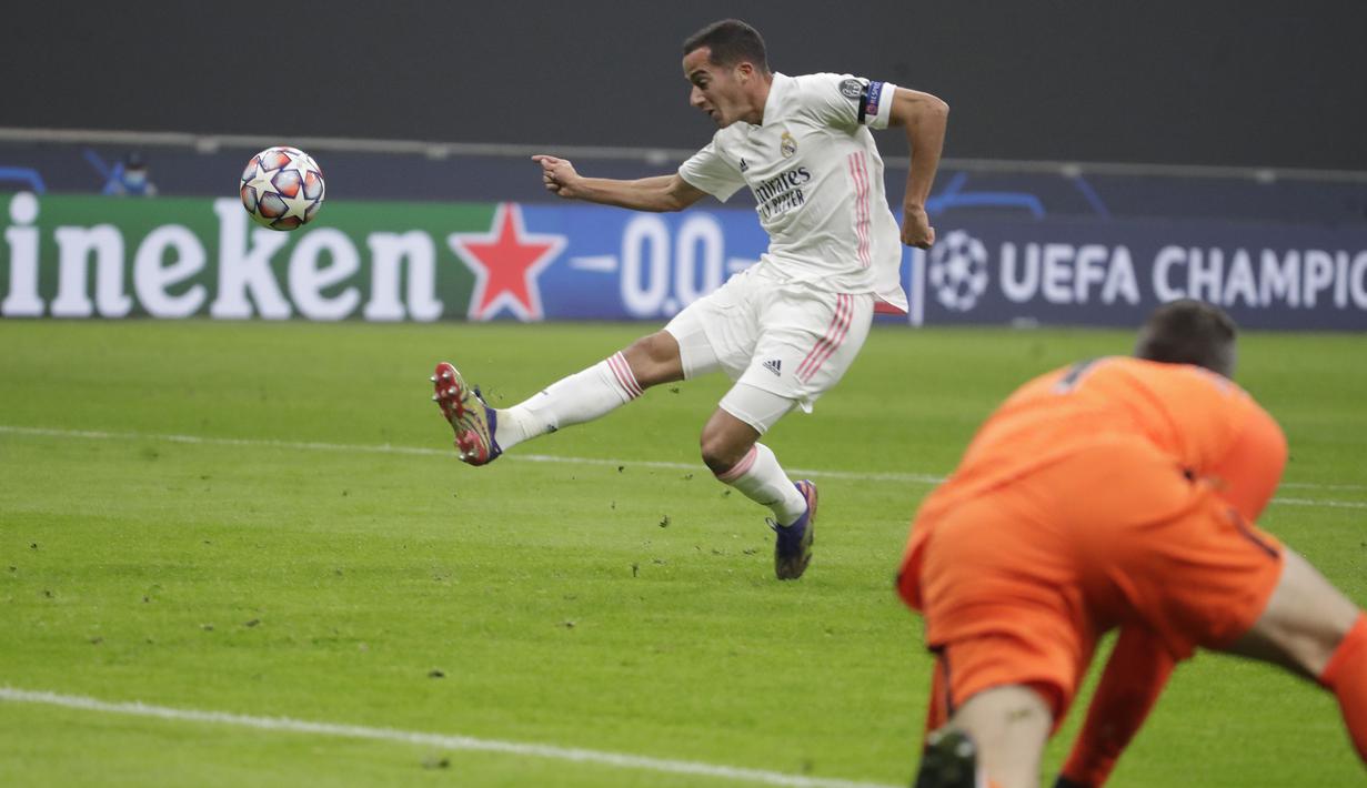 Gelandang Real Madrid, Lucas Vazquez, berusaha mengontrol bola saat menghadapi Inter Milan pada laga lanjutan Liga Champions di Giuseppe Meazza, Kamis (26/11/2020) dini hari WIB. Real Madrid menang 2-0 atas Inter Milan. (AP Photo/Luca Bruno)