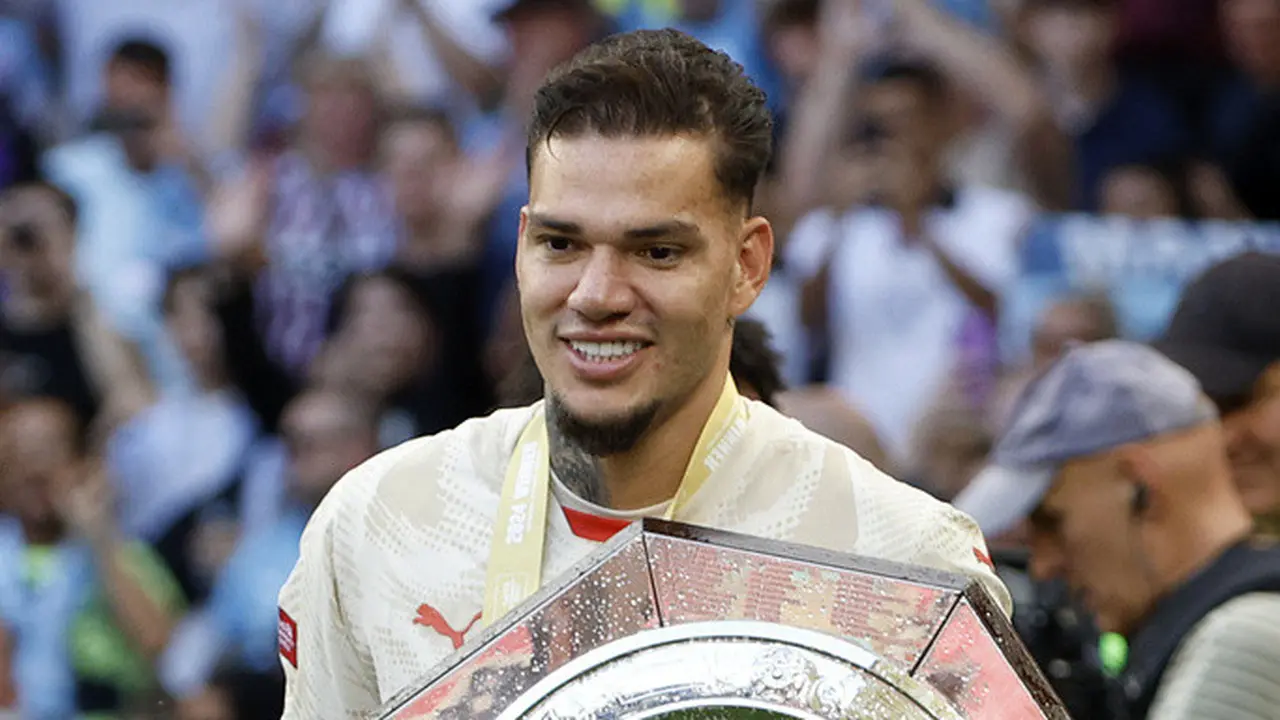 Kiper Manchester City, Ederson.