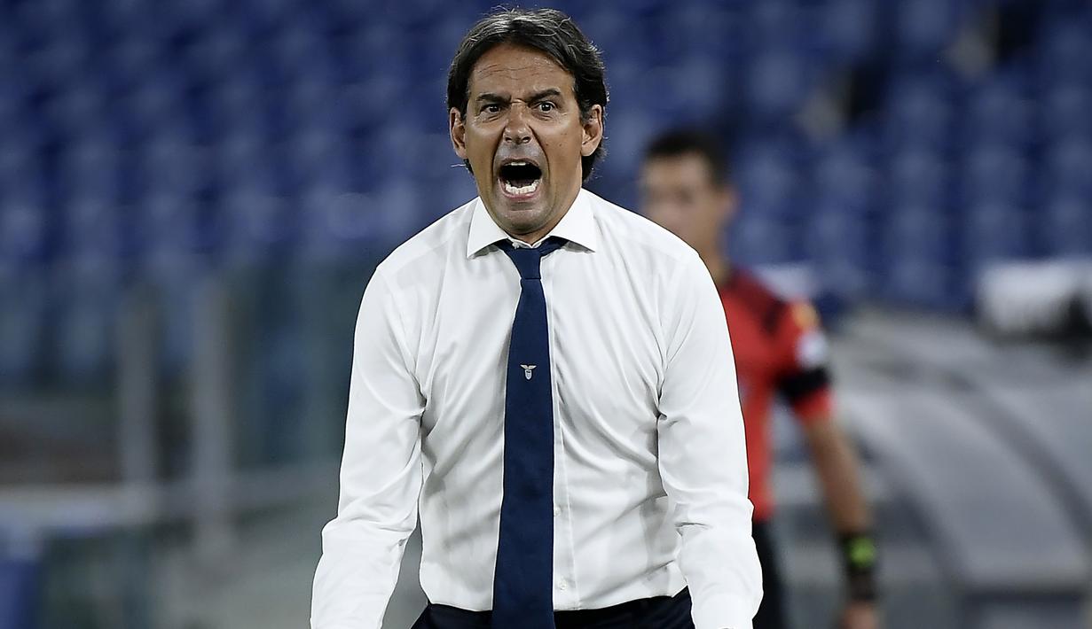 Pelatih Lazio, Simone Inzaghi, memberikan arahan kepada pemainnya saat menghadapi Cagliari pada laga lanjutan Serie A pekan ke-35 di Stadio Olimpico, Jumat (24/7/2020) dini hari WIB. Lazio menang 2-1 atas Cagliari. (AFP/Filippo Monteforte)