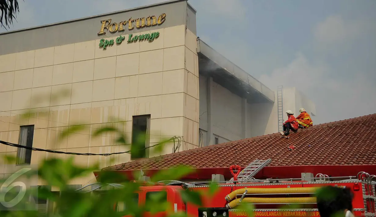 Kebakaran terjadi di gedung Hotel dan Spa Fortune, Jalan KH Mas Mansyur, Jakarta, Rabu (20/4/2016). Suku Dinas Pemadam Kebakaran (Sudin Damkar) Jakarta Pusat langsung mengerahkan 21 unit mobil damkar untuk menjinakkan api. (Liputan6.com/Istimewa)