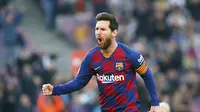 Bintang Barcelona Lionel Messi merayakan golnya ke gawang Eibar dalam lanjutan Liga Spanyol di Camp Nou, Sabtu (22/2/2020). (AP Photo/Joan Monfort)