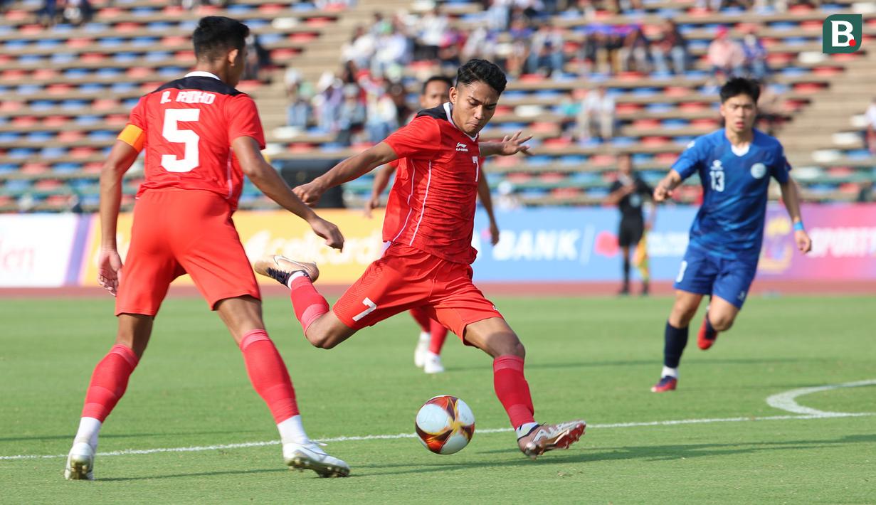 <p>Gelandang Timnas Indonesia U-22, Marselino Ferdinan melepaskan tendangan ke gawang Filipina pada laga pertama SEA Games 2023 di Olympic Stadium, Phnom Penh, Kamboja, Sabtu (29/4/2023). (Bola.com/Abdul Aziz)</p>