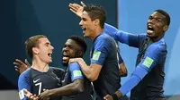 Para pemain Prancis merayakan gol yang dicetak oleh Samuel Umtiti ke gawang Belgia pada laga semifinal Piala Dunia di Stadion St Petersburg, Selasa (10/7/2018). Prancis menang 1-0 atas Belgia. (AP/Martin Meissner)