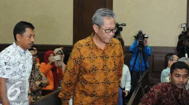 Sidang lanjutan terhadap terdakwa mantan Ketua DPD, Irman Gusman di Pengadilan Tipikor Jakarta, Selasa (20/12)  Direktur Utama Perum Bulog, Djarot Kusumayakti kembali menjadi saksi untuk kasus gula impor. (Liputan6.com/Helmi Afandi)