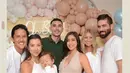 Istri Vincent Verhaag ini pun membagikan potret keseruan mereka saat menggelar baby shower bersama keluarga dan kerabat dekat. (Instagram/inijedar).