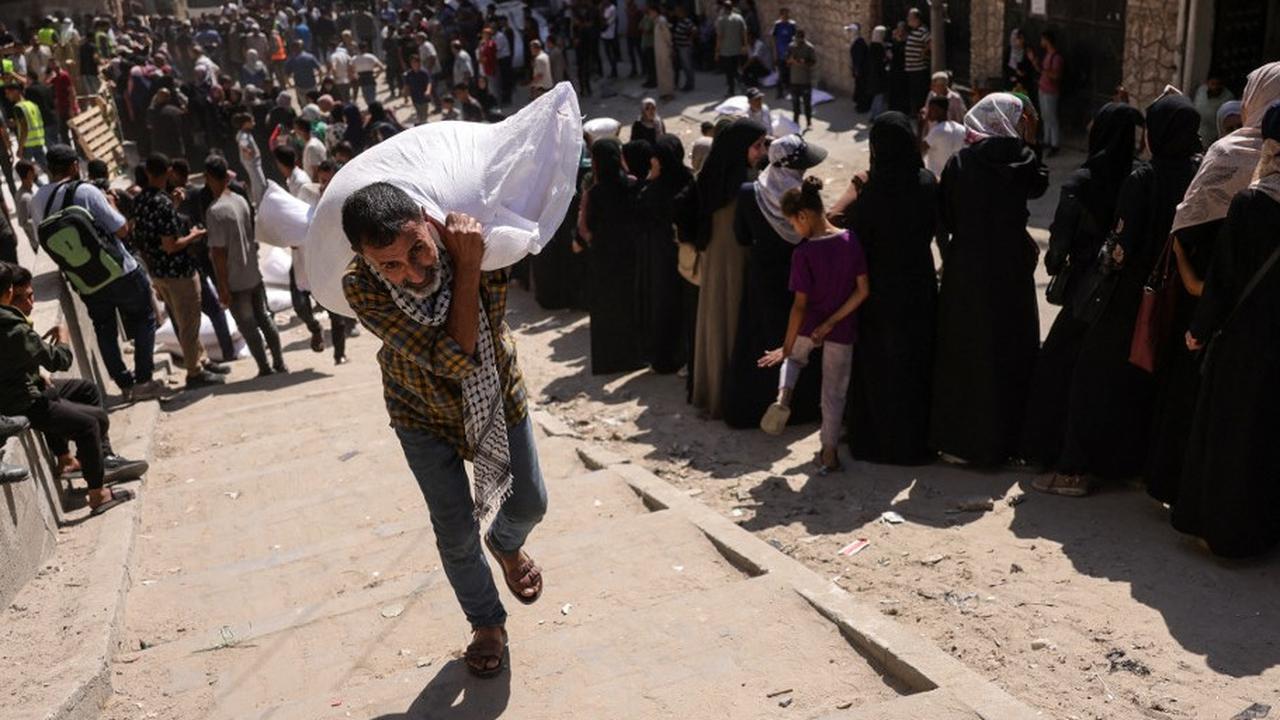 FOTO: Perjuangan Warga Jalur Gaza Mengantre Panjang Demi Sekantung Tepung