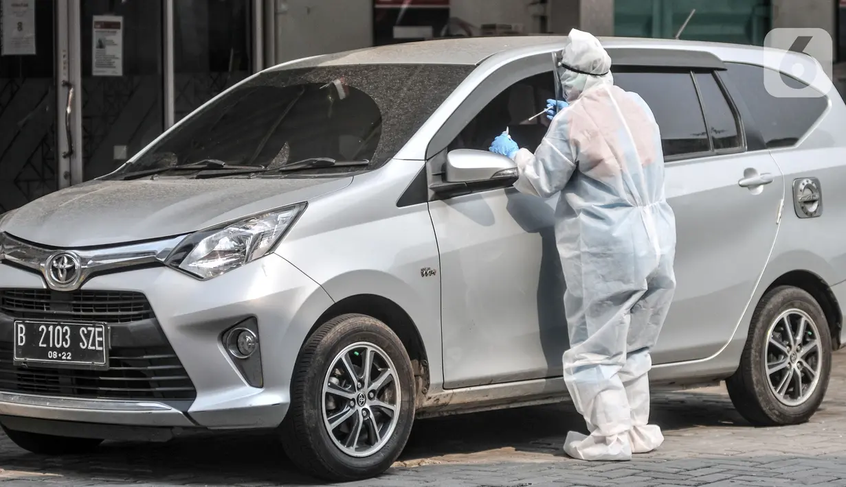Petugas kesehatan melakukan swab test PCR pada warga di Laboratoriun GSI Cilandak, Jakarta Selatan, Rabu (18/8/2021). Tarif tertinggi pemeriksaan RT-PCR untuk Jawa dan Bali kini menjadi Rp 495.000, sedangkan wilayah lainnya Rp 525.000. (merdeka.com/Iqbal S. Nugroho)