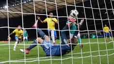 Kiper timnas Jerman, Kevin Trapp gagal menghalau bola tendangan pemain timnas Brasil, Gabriel Jesus pada laga uji coba di Olympiastadion Berlin, Selasa (27/3). Brasil menang 1-0 berkat gol tunggal Gabriel Jesus di menit ke-37. (AP Photo/Michael Sohn)