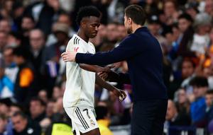 Vinicius Junior ditarik keluar Xabi Alonso di laga Real Madrid vs Real Betis di pekan ke-18 Liga Spanyol 2025/2026 di Santiago Bernabeu, Minggu (04/01/2026). (AP Photo/Pablo Garcia)