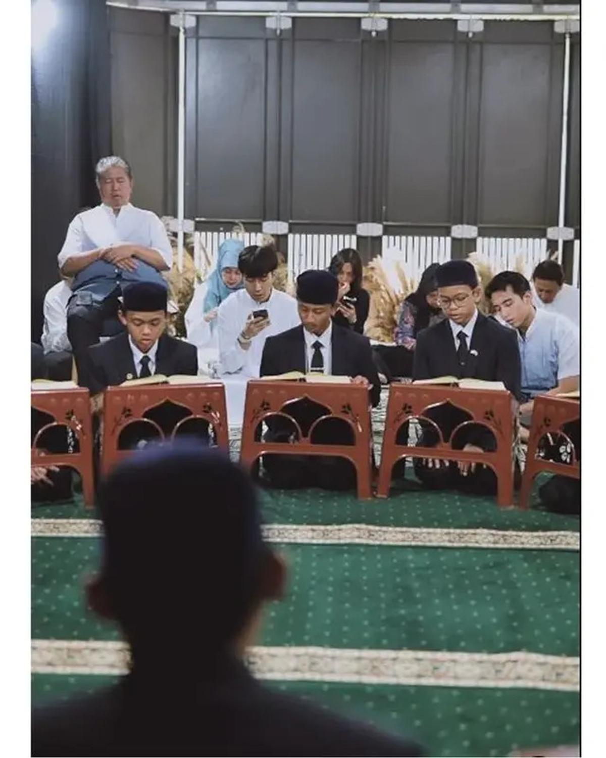 6 Potret Vidi Aldiano Ngabuburit Khotmil Quran Bareng Keluarga, Penuh Kehangatan