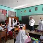 Bupati Garut Rudy Gunawan memberikan sosialisasi bahaya virus Corona di SD Gentra Masekdas, Garut, Jawa Barat. (Liputan6.com/Jayadi Supriadin)