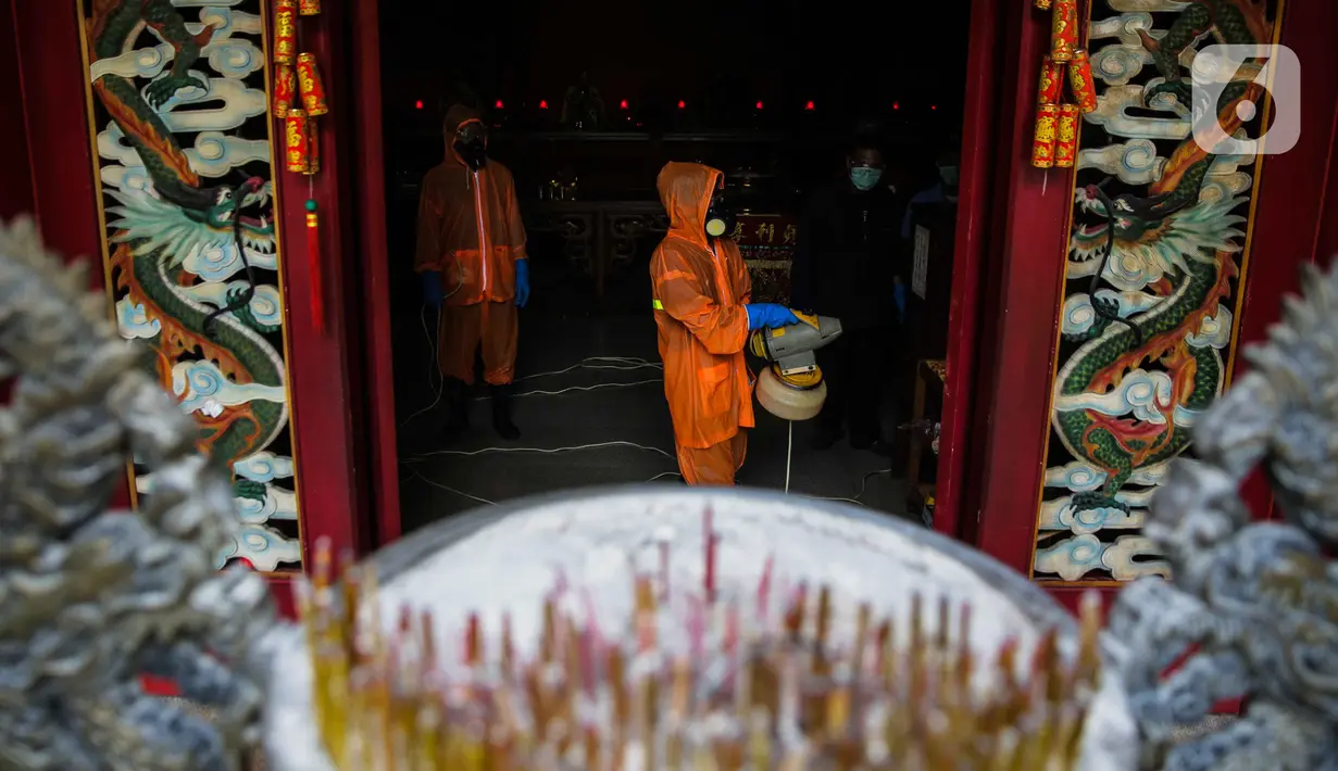 Petugas menyemprotkan cairan disinfektan di Kelenteng Kong Miao, Taman Mini Indonesia Indah, Jakarta, Rabu (18/3/2020). Penyemprotan tersebut dilakukan untuk antisipasi dan pencegahan penyebaran virus corona atau COVID-19 di lingkungan tempat peribadatan TMII. (Liputan6.com/Faizal Fanani)