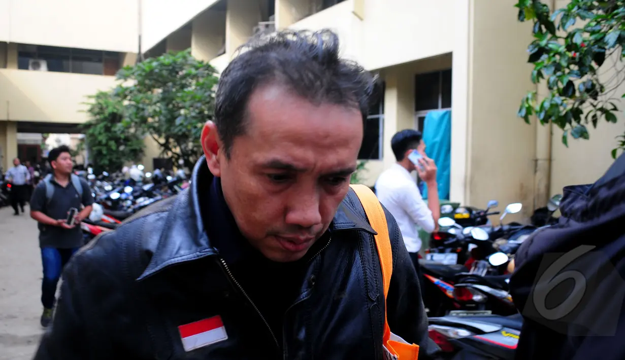 Polda Metro Jaya melakukan pemeriksaan kepada 7 saksi terkait kasus dugaan korupsi pengadaan UPS pada APBD 2014 DKI Jakarta, Senin (9/3/2015). Tampak salah satu saksi berjalan menuju ruang pemeriksaan (Liputan6.com/Yoppy Renato) 