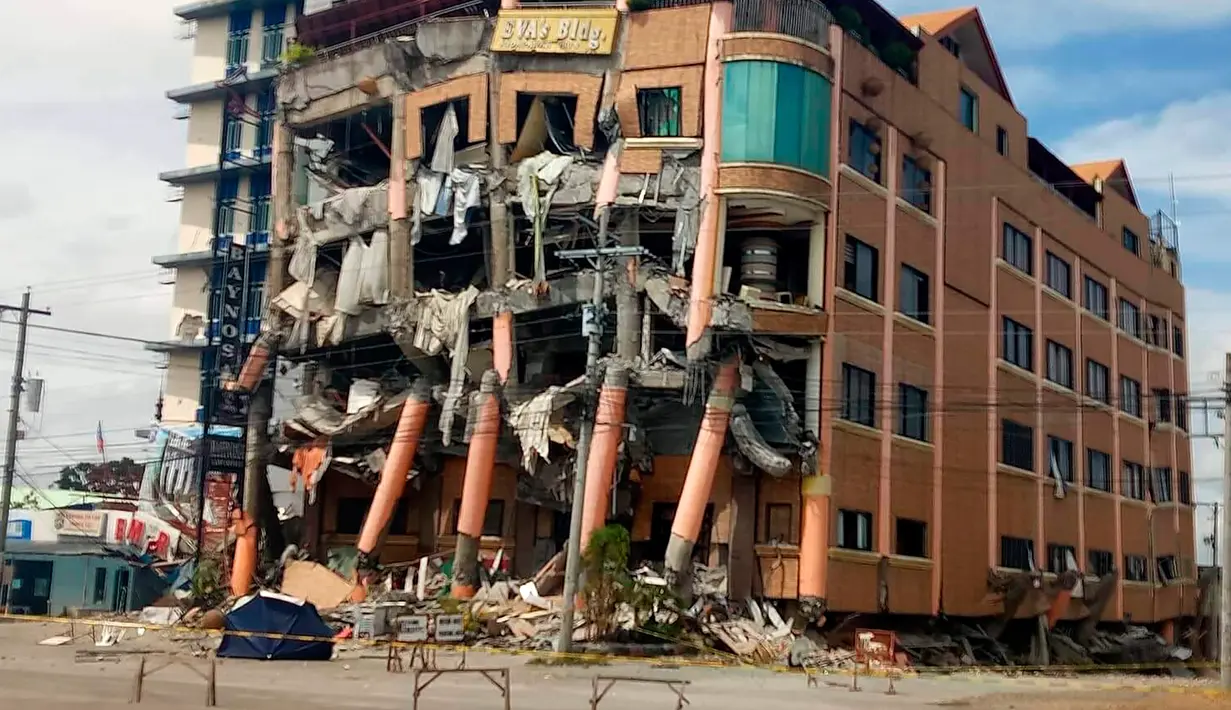 Kondisi Hotel Eva setelah gempa bumi kuat melanda kota Kidapawan di provinsi Cotabato utara, Kamis (31/10/2019). Gempa bumi kembali mengguncang Filipina selatan, kali ini bermagnitudo 6, dan merupakan gempa kuat ketiga dalam bulan ini yang berpotensi menimbulkan kerusakan. (AP/Williamor Magbanua)