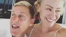 Ellen DeGeneres dan Portia de Rossi memang miliki caranya sendiri untuk tampil mesra. (instagram/portiaderossi)