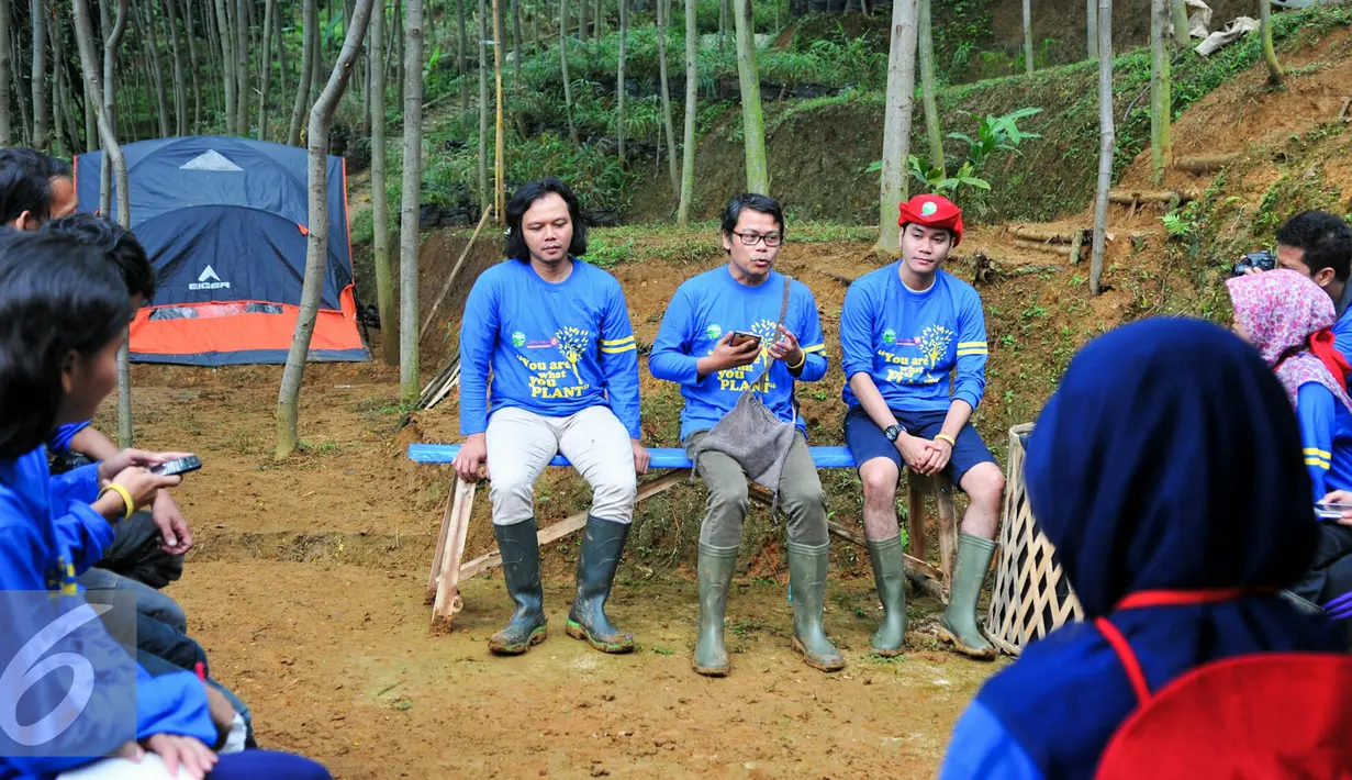 Community Officer Liputan6.com Karmin Winarta (tengah) saat berbagi ilmu dan perkembangan jurnalistik di era digital kepada peserta, Bogor, Selasa (31/5). Liputan6.com gelar Green Camp bersama PT WIKA untuk Citizen Journalist. Liputan6.com/Yoppy Renato)
