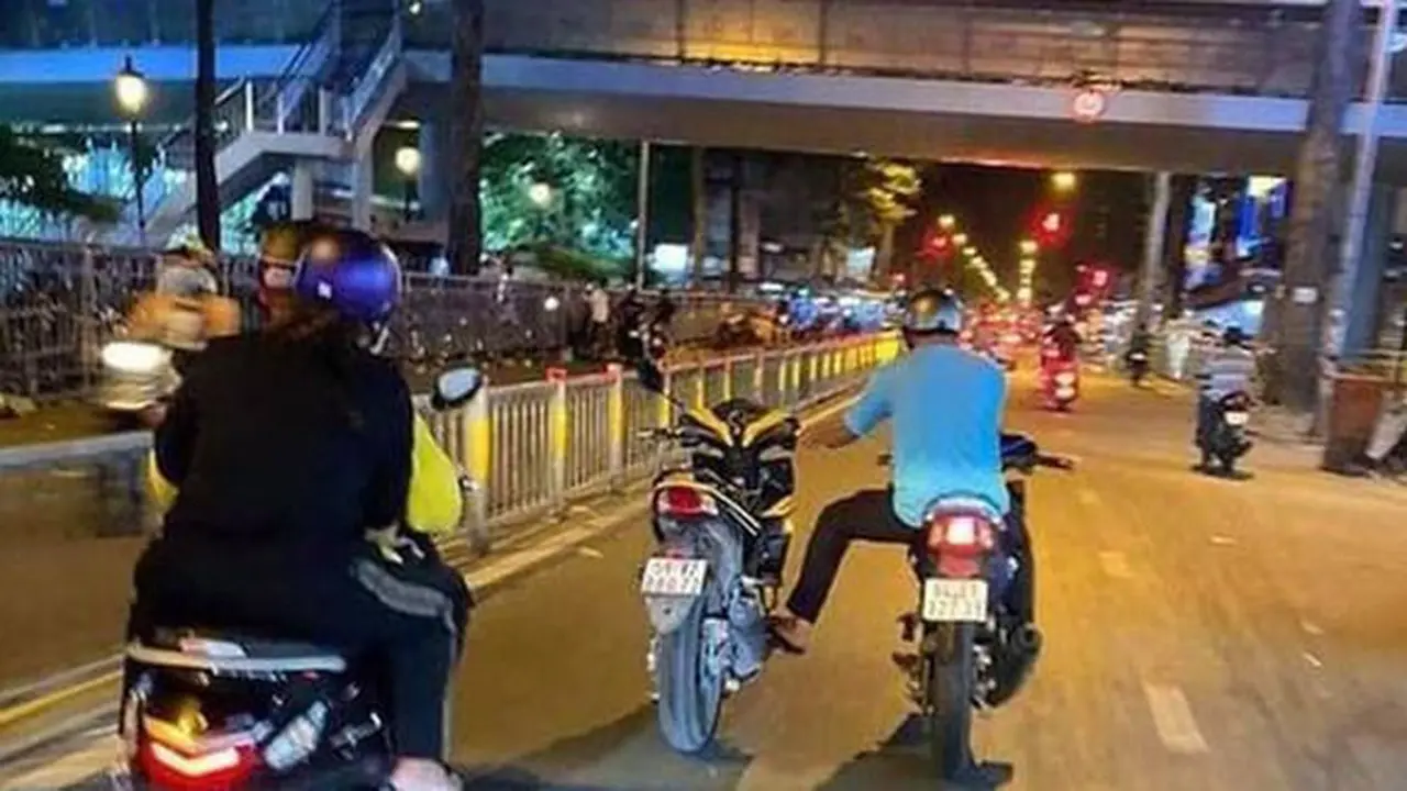 Cara unik membawa dua motor sekaligus