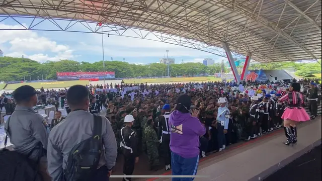 Penyanyi Novi Rizki ambil bagian di sebuah acara memperingati Hari Ulang Tahun TNI ke-77