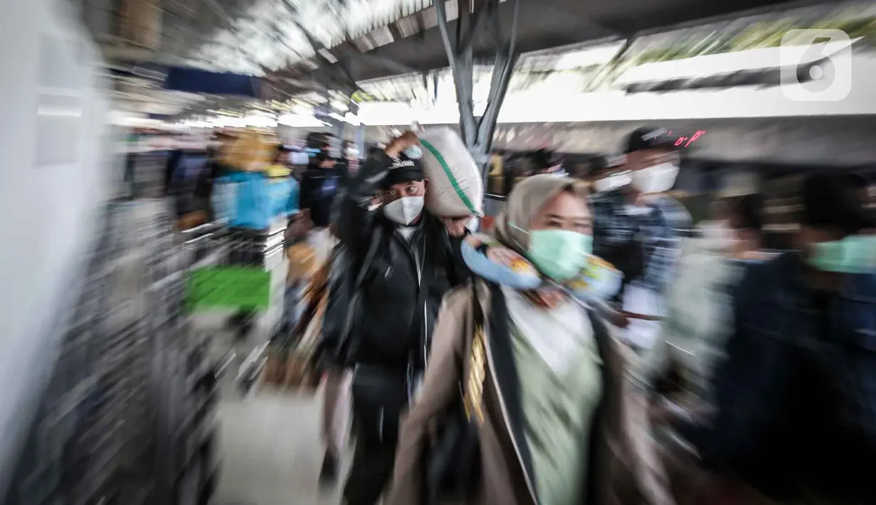 <p>Penumpang kereta api Dharmawangsa dari Surabaya tiba di Stasiun Pasar Senen, Jakarta, Kamis (5/5/2022). Sebanyak 38.400 penumpang yang berangkat dari seluruh stasiun KA Jarak Jauh tiba di area Daop 1 Jakarta pada H+3 lebaran. (Liputan6.com/Faizal Fanani)</p>
