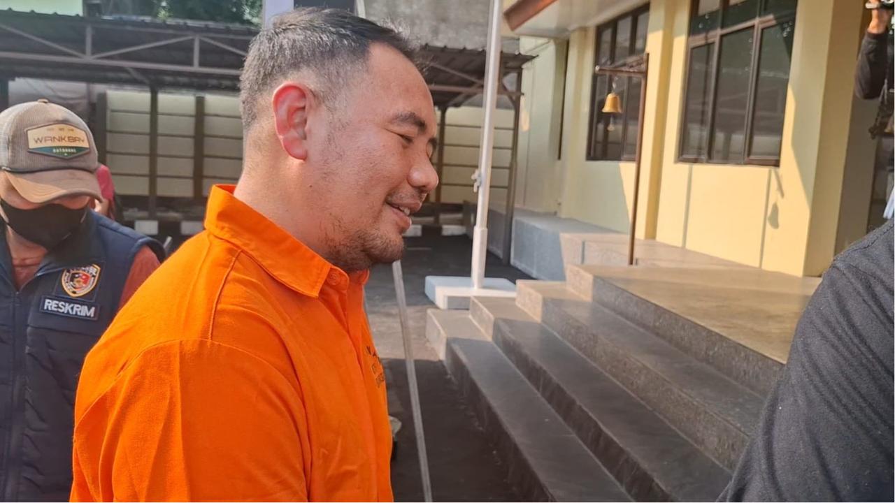 kepala cabang dealer sepeda motor diduga gelapkan uang penjualan sepeda motor.