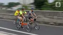 Warga bersepeda saat Hari Bebas Kendaraan Bermotor (HBKB) atau Car Free Day (CFD) di Jalan Layang Non Tol Antarasari, Jakarta, Minggu (28/6/2020). (Liputan6.com/Herman Zakharia)