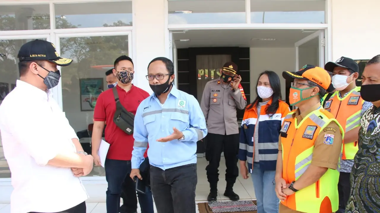 Wagub Provinsi DKI Jakarta Ahmad Riza Patria menyambangi Tempat Pembuangan Sampah Terpadu (TPST) Bantargebang, Bekasi.
