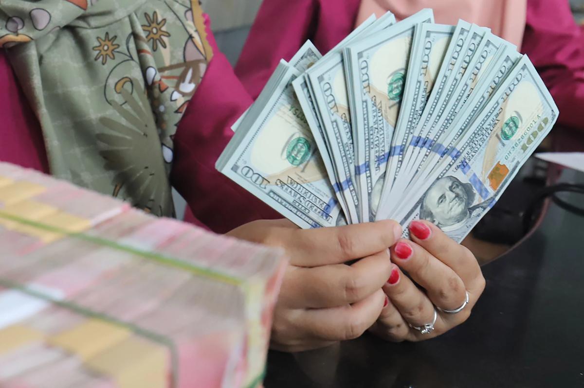 FOTO: Rupiah Menguat Tipis Namun Masih Bertahan di Level Rp18 Ribu