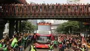 Bus yang ditumpangi Timnas Indonesia U-22 melewati Jembatan Penyeberangan Orang Karet (Jembatan Phinisi) saat pawai kontingen Indonesia untuk SEA Games 2023 yang bertajuk Kira87uara yang berlangsung di Jakarta, Jumat (19/05/2023). (Bola.com/Bagaskara Lazuardi)