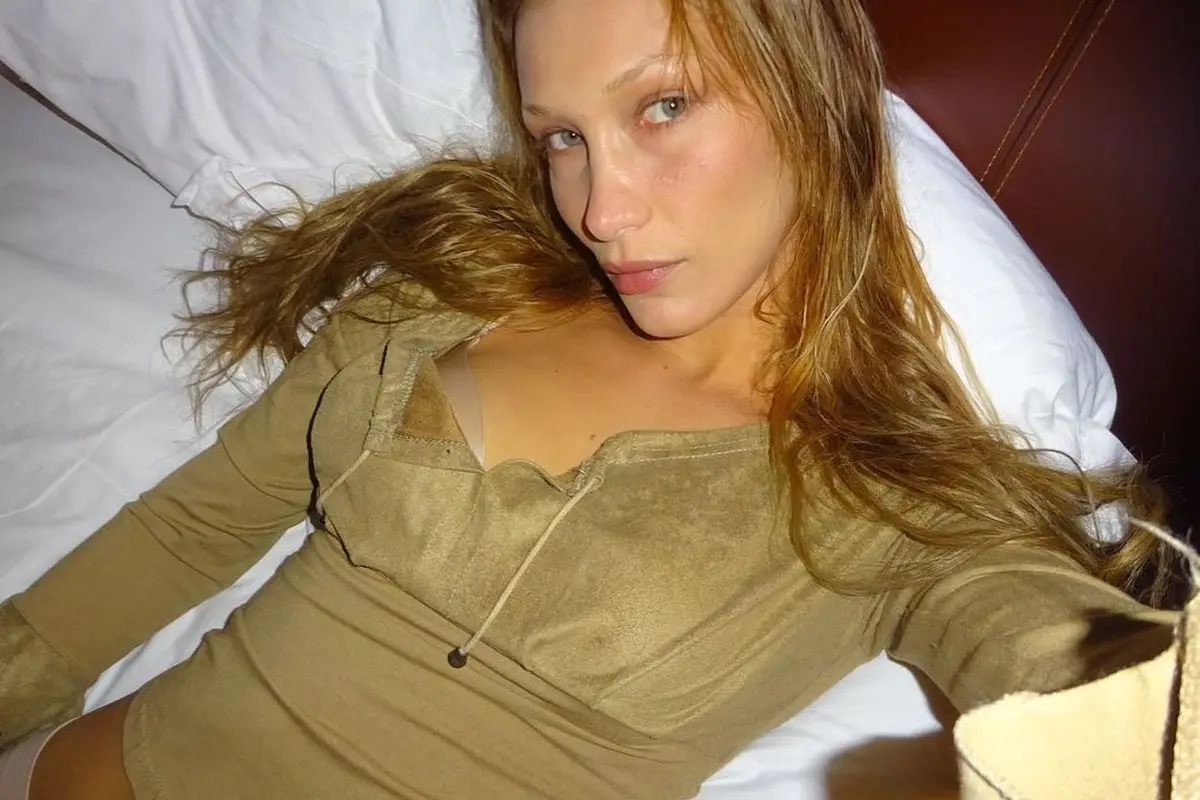 Penampilan Baru Bella Hadid dengan Rambut Pirang yang Dinilai Makin Mirip Gigi Hadid