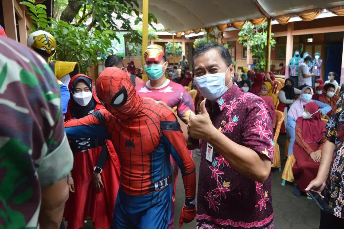 Anak-anak di Jepara disuntik vaksin oleh vaksinator berkostum superhero. (Foto: Liputan6.com/Humas Pemprov Jateng)