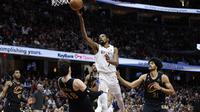 Pemain Nets Kevin Durant mencoba memasukkan bola saat melawan Cavaliers di lanjutan NBA 2022/2023 (AP)