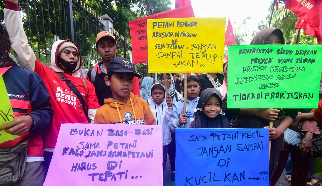 Ratusan petani yang tergabung dalam Serikat Tani Indramayu melakukan aksi depan Gedung Kementerian Pertanian (Kementan) di jalan R.M Harsono, Ragunan, Jakarta, Rabu (24/9/2025). (merdeka.com/Arie Basuki)