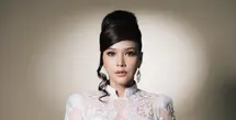 Kali ini, Maia tampil bak pengantin klasik dalam balutan gaun lace putih yang feminin, dipadukan dengan tatanan rambut menjulang tinggi yang langsung mengingatkan pada gaya glamor era 60-an. Penampilannya sukses memberi kesan anggun, mewah, sekaligus artsy dalam waktu bersamaan. [@maiaestiantyreal].