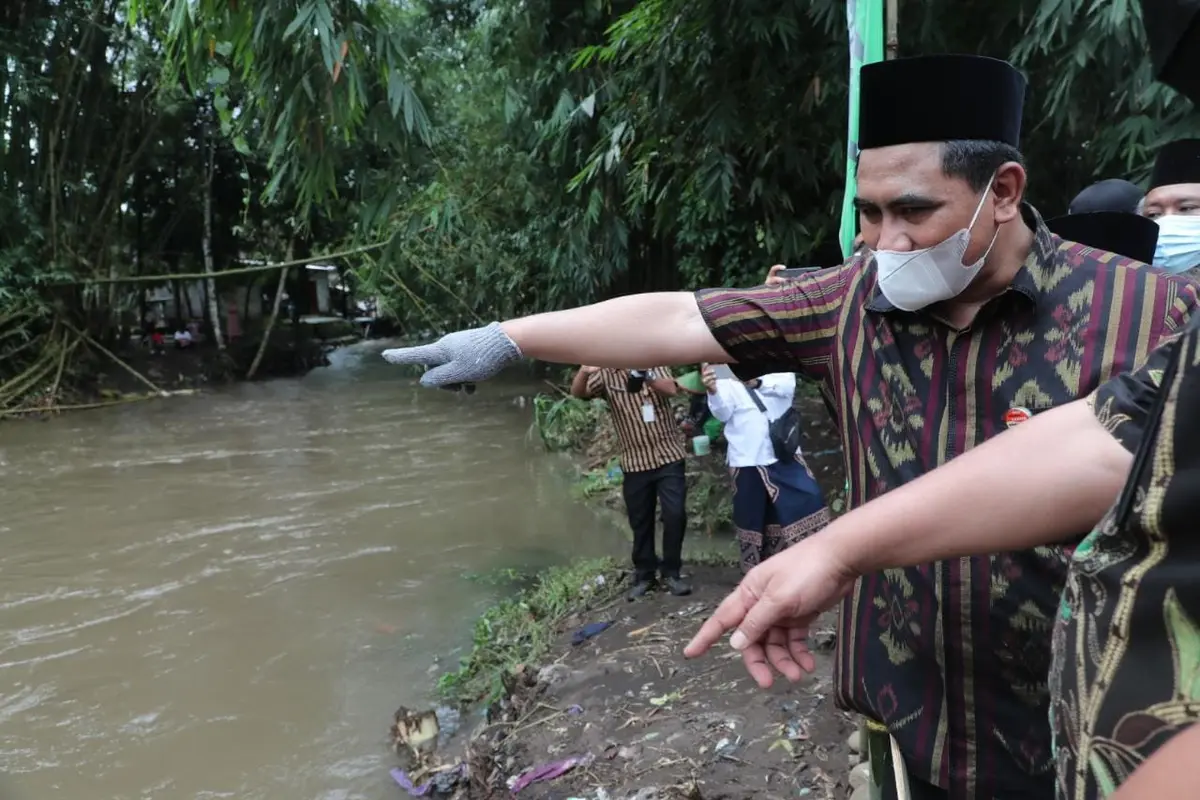 Foto Wakil Gubenur Jawa Tengah, Taj Yasin Maimoen saat melihat kondisi Sungai